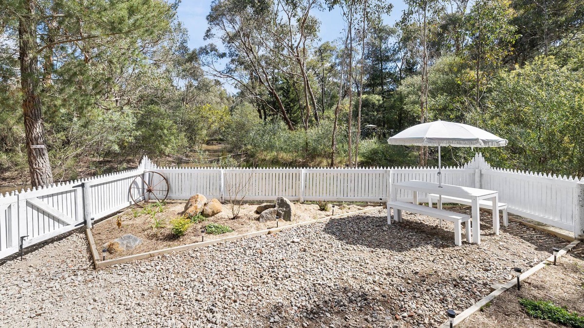 Smythesdale House | Country Retro Caravan Cottage