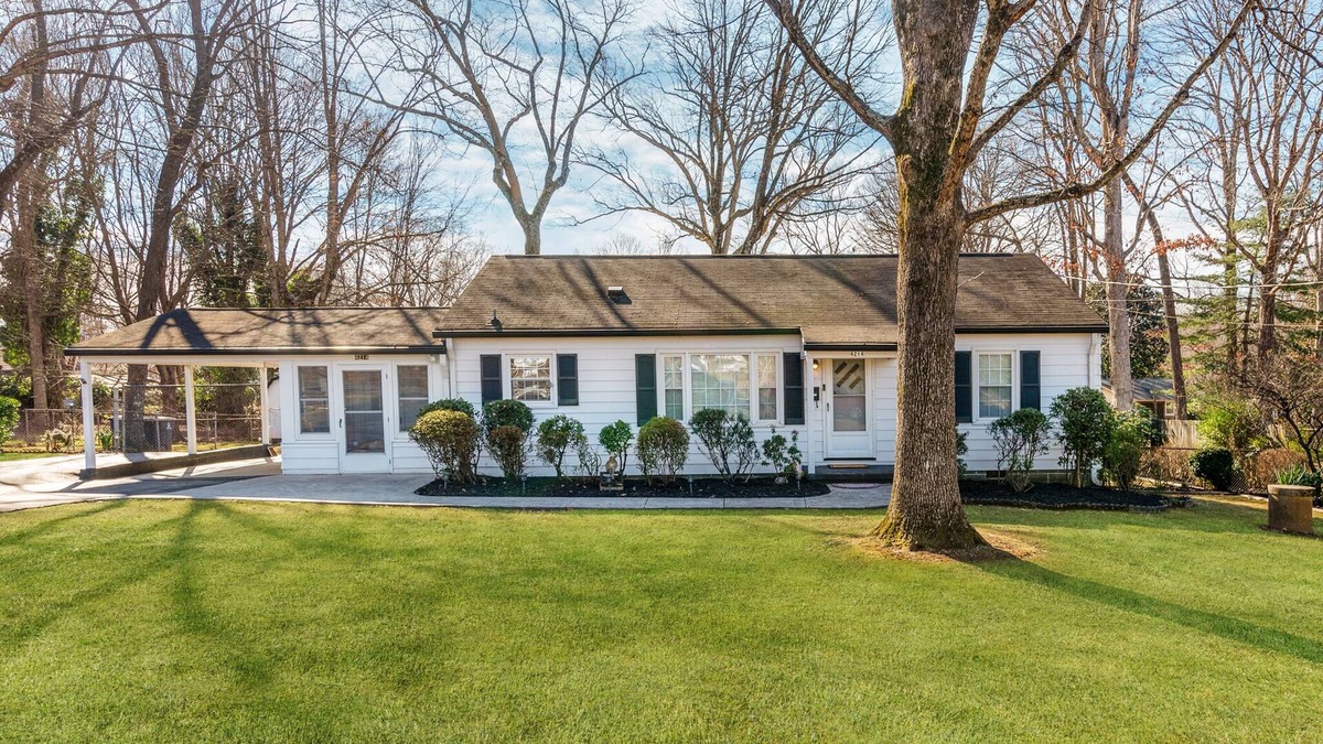 Winston - Salem House | Country's Club Southern Comfort Retreat