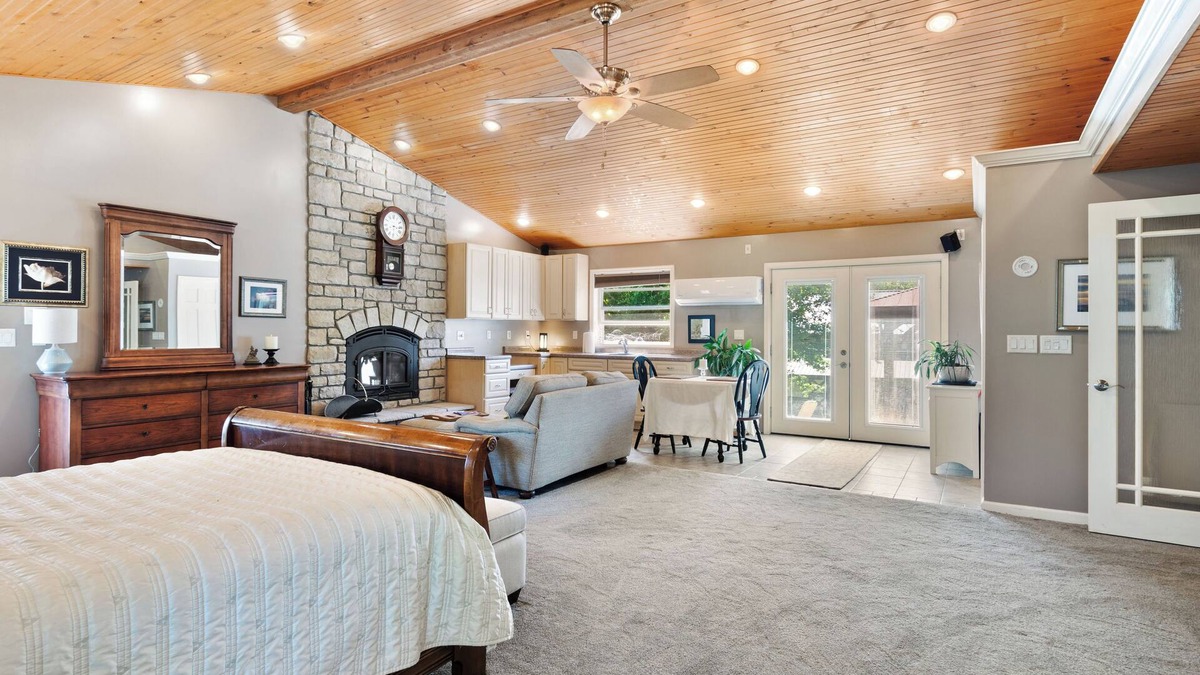 Hamilton House | Country stay with hot tub & fireplace near Spooky Nook & Miami Univ.