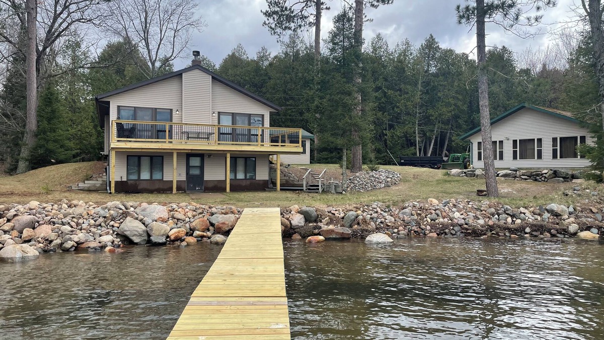 Crandon House | Country style 4 Bdrm with family suite, 3Ba house on Lake Metonga, Crandon WI.