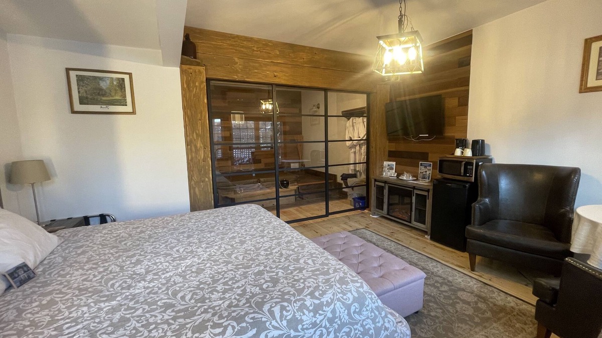 Wolfville Bed & Breakfast | Country Suite - HotTub, KingBd, Downtown