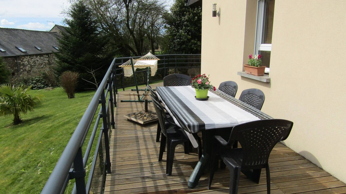 Plouer-sur-Rance Cottage | Countryside by the sea: charming duplex with terrace, in a quiet location