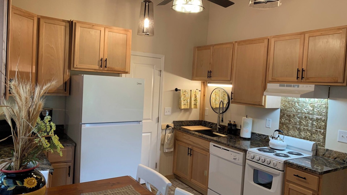 Calabash Cottage | Countryside Cottage “The Jasmine House” Close to NC & SC Carolina Beaches