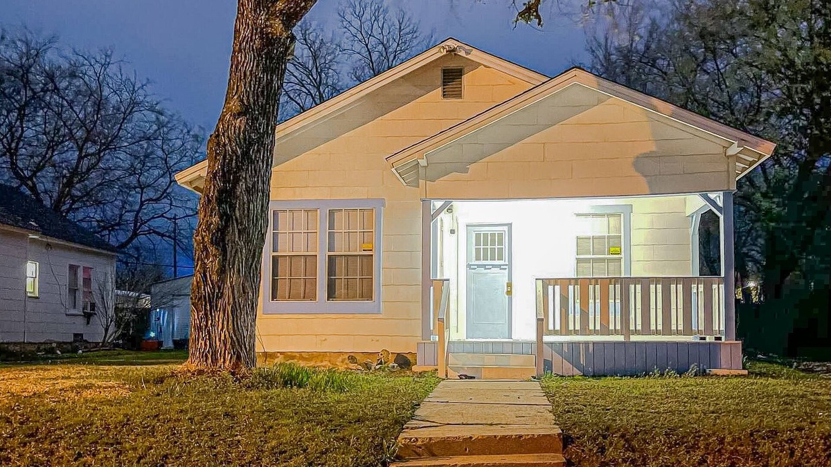 Ardmore House | Countryside house with porch, backyard, washer/dryer, & central AC- dog-friendly