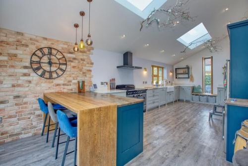 Haselbury Plucknett House | Countryside Retreat with Hot Tub