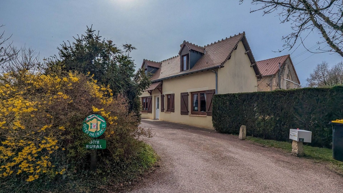 La Perouille Cottage | Countryside Retreat with Garden, Near Lake & Park