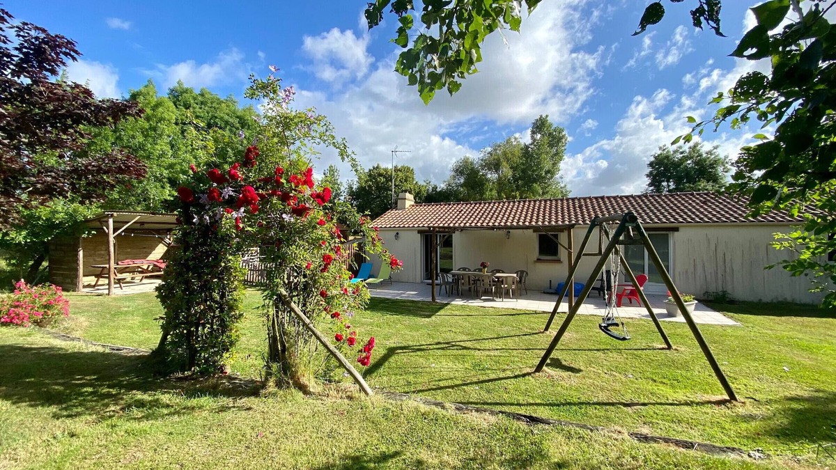 Frossay Cottage | Countryside Retreat: Cozy 3-Bed Gîte with Garden, Terrace & Petanque near Pornic