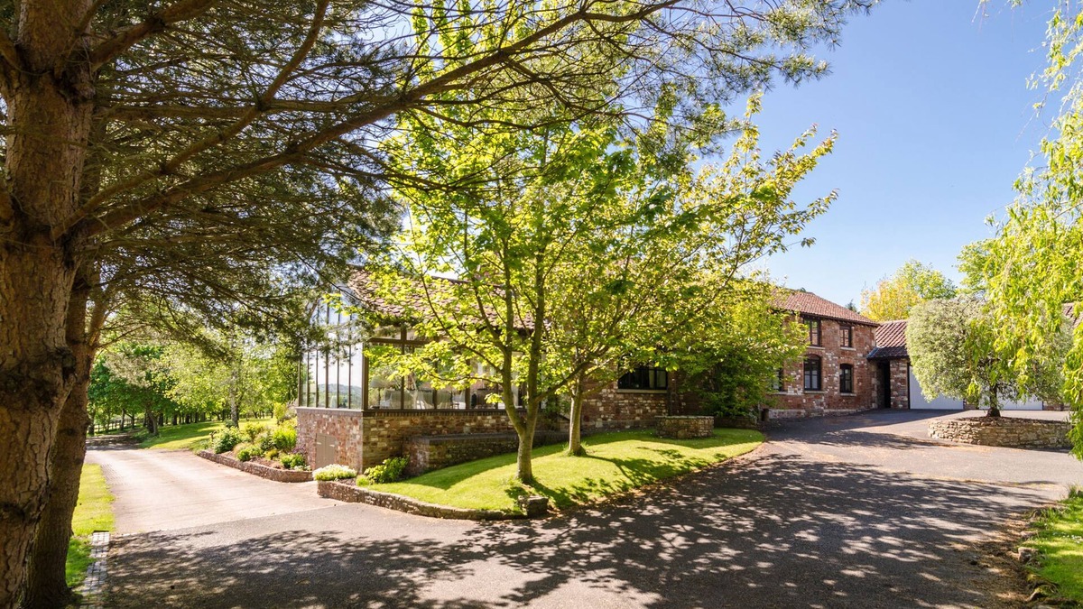 Belluton Apartment | Countryside retreat with stunning views & pool