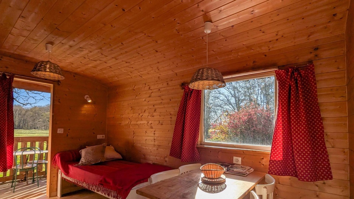 Mouhers Cottage | Countryside Retreat with Shared Pool in Mouhers