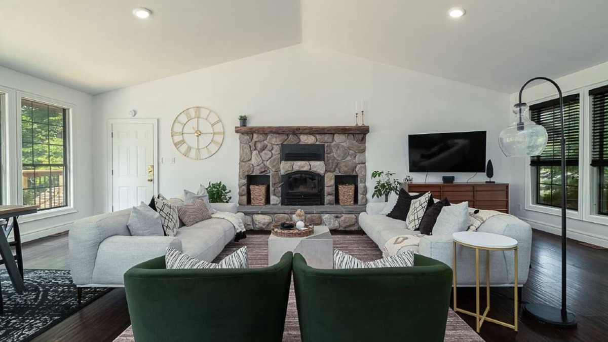 Gilbert Mills House | County gem centrally located w/fireplace & hot tub