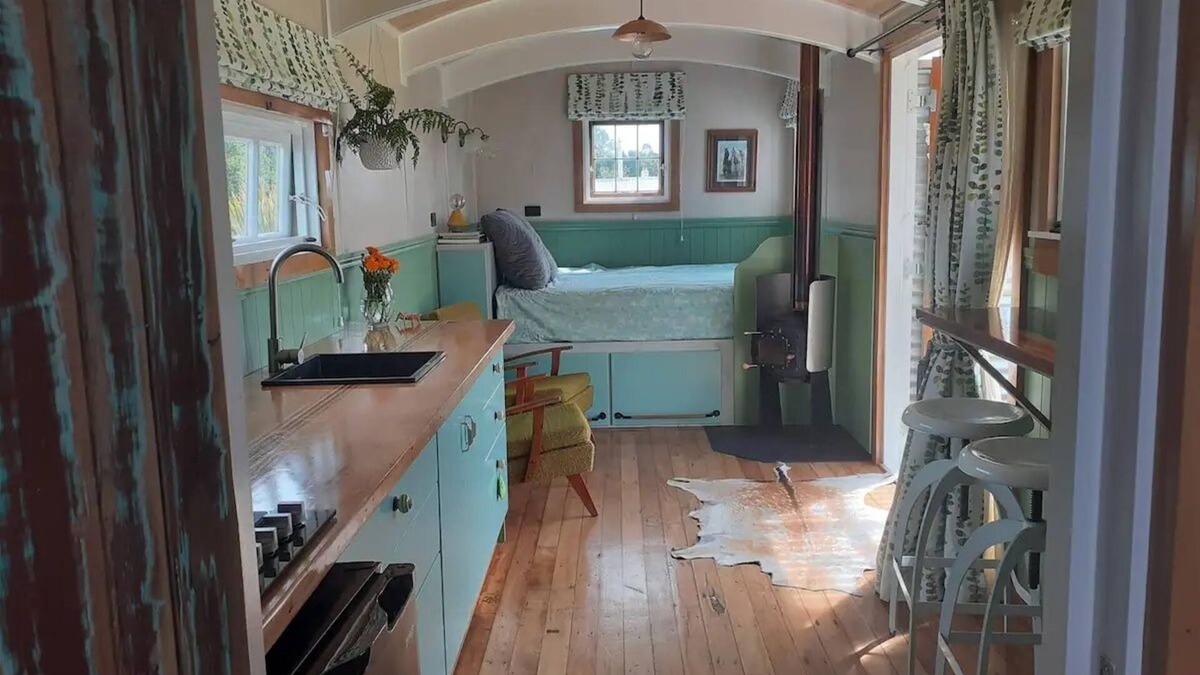 Ohai Cottage | Couple's Hideaway: Character Shepherd's Hut. Pet friendly.