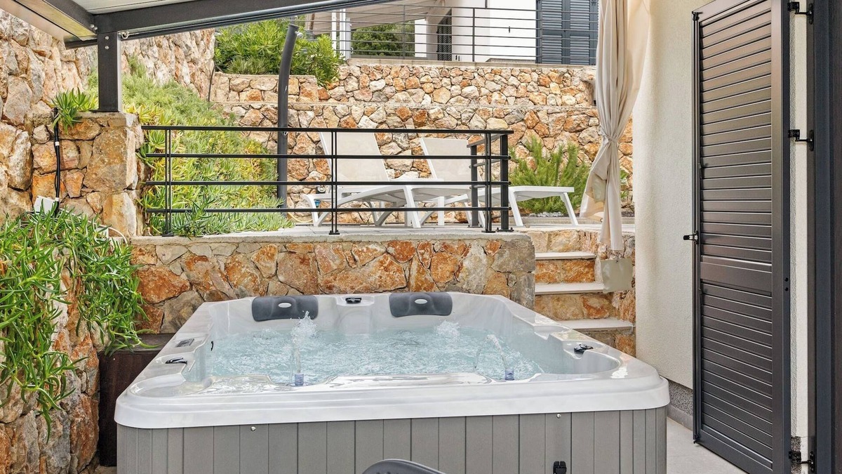 Cres Apartment | Couple's Vacation with Jacuzzi - Crepsa Paradise