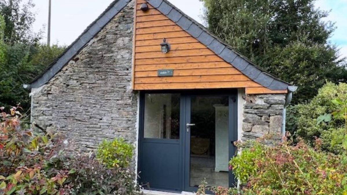 Sizun Bed & Breakfast | Couples' chambre d'hôte in Monts D'Arrée with access to heated swimming pool