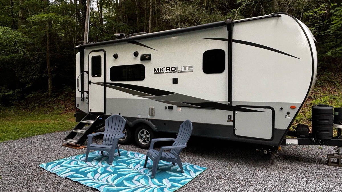 Roan Mountain House | Couples Glamping! 1 Bedroom RV with AC, Heat & Wi-Fi in beautiful Roan Mountain