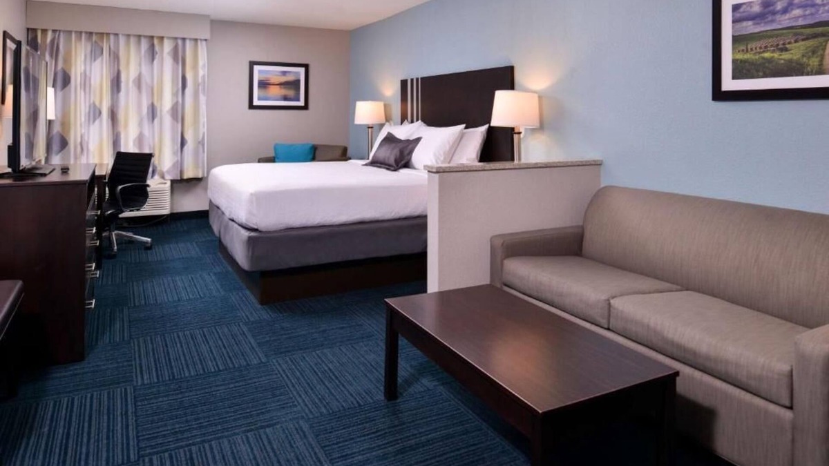 Blaine Hotel | Couples' Retreat | Highly Rated Location | Poolside Options