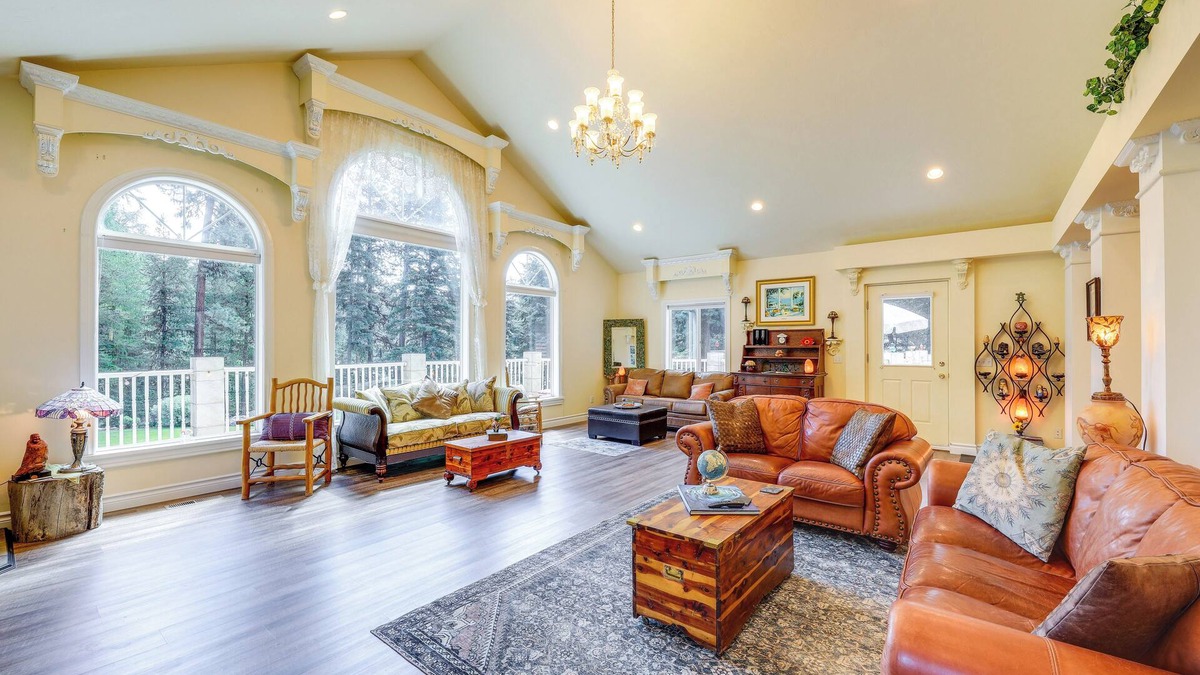 Libby House | Couples Retreat: Lake Access & Walk to Happy's Inn