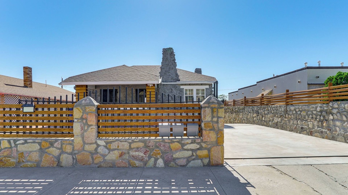 El Paso Apartment | Couples Retreat w/Grill Near El Paso Zoo!