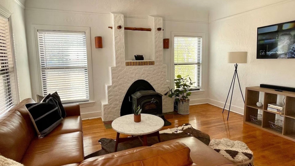 Marfa House | Courthouse Corner - Beautiful adobe, pet friendly