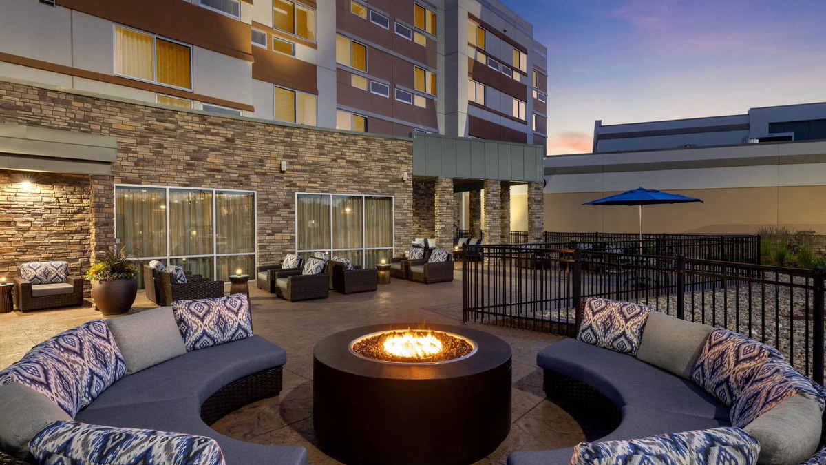 Bellevue Hotel | Courtyard by Marriott Omaha Bellevue Beardmore Event Center