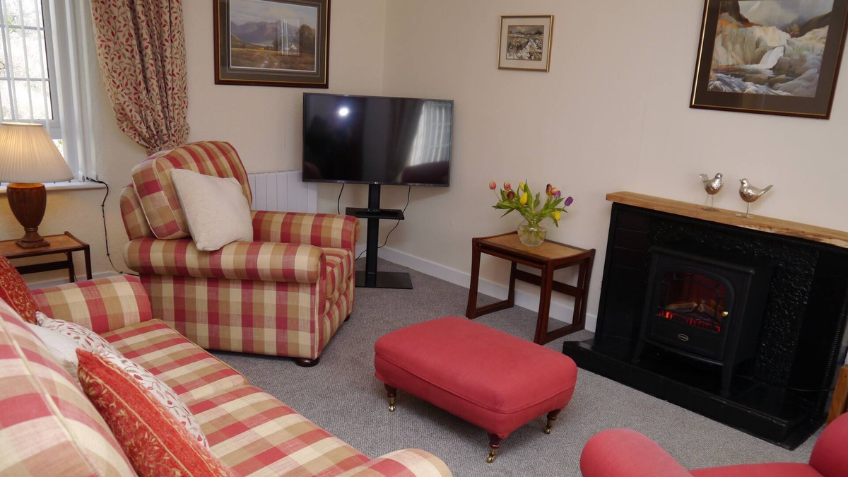 Castle Douglas Cottage | Courtyard Cottage - a cottage that sleeps 4 guests in 2 bedrooms