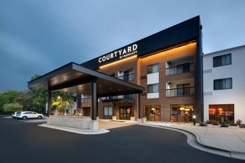 East Paris Hotel | Courtyard Grand Rapids Airport