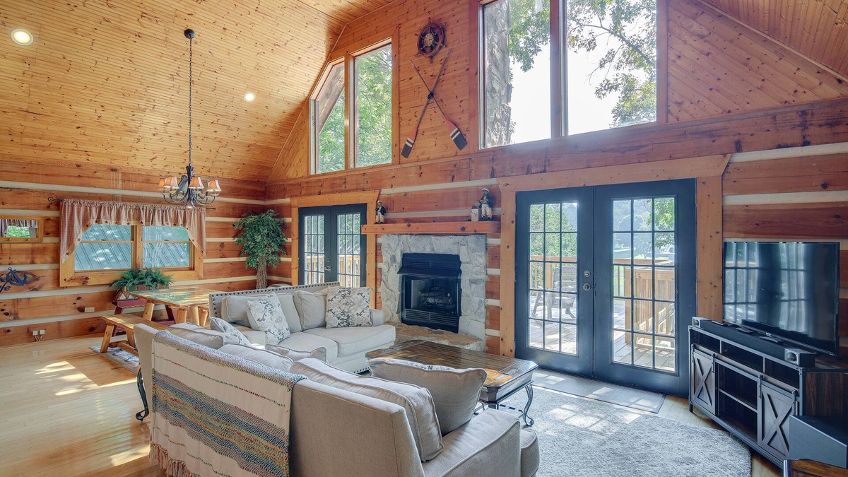 Vonore Cabin | 'Cove Life at Tellico Lake' Cabin w/Hot Tub, Dock