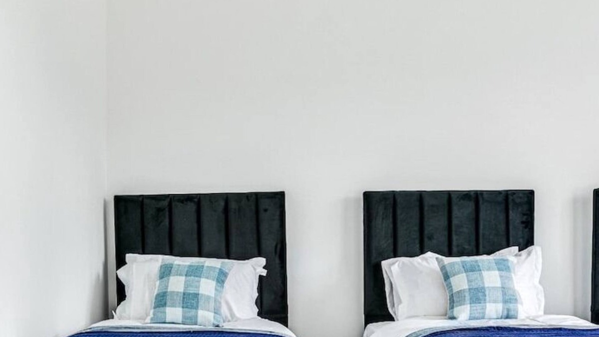 Shilton Apartment | Coventry 3 Bedrooms w/Parking Sleeps 8 -JRR Stays