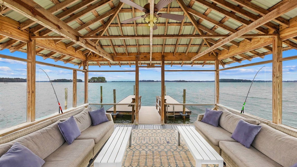 Mount Mourne House | Covered Dock, King Suite, Modern Design, & Kayaks