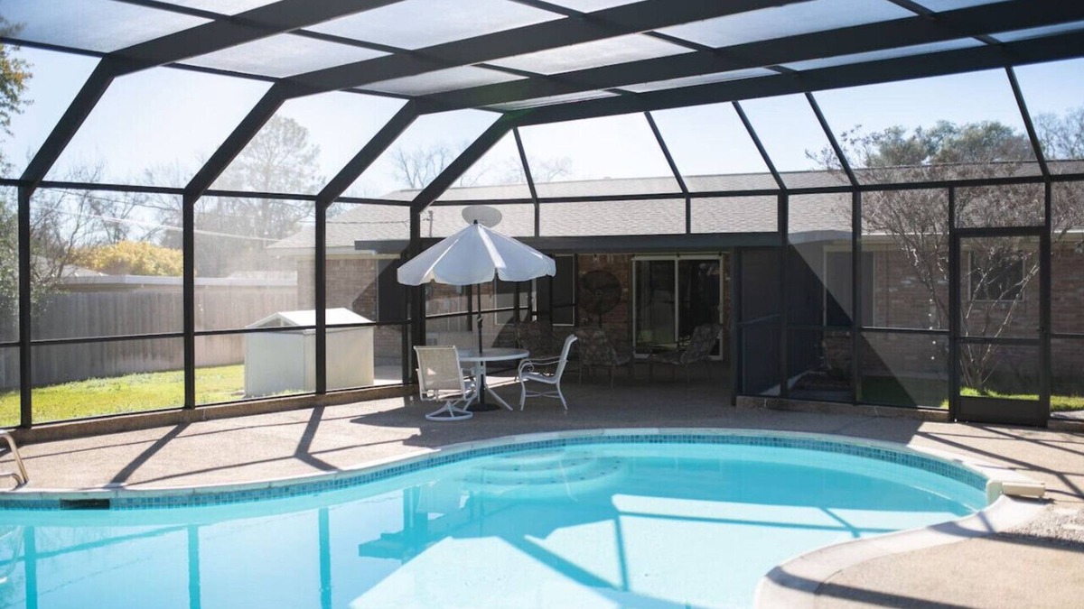 Redmond Terrace House | Covered Pool 1 Mi Walk to Kyle Field