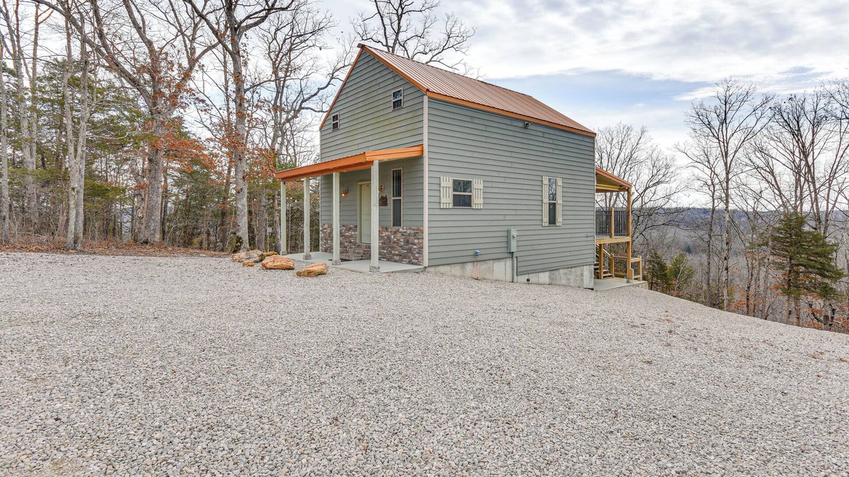 Richland Cabin | Covered Porch & Fire Pit: Cabin in Richland