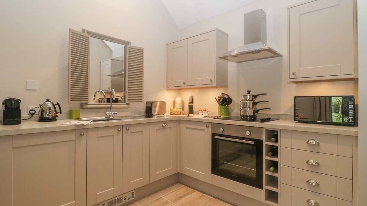 West Knoyle Cottage | COW DROVE COTTAGE, romantic, character holiday cottage in East Knoyle