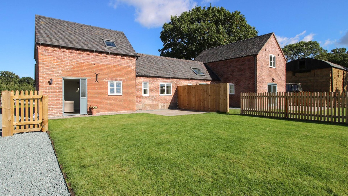 Stanton Upon Hine Heath Cottage | COW'OUSE, pet friendly, character holiday cottage in Shawbury
