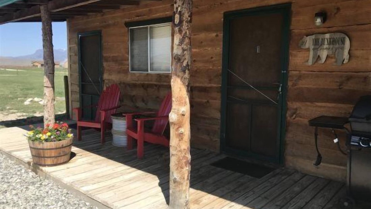 Cody Apartment | Cowboy Bunkhouse #1, rustic charm, located in South Fork Valley, 10 minutes from Downtown Cody