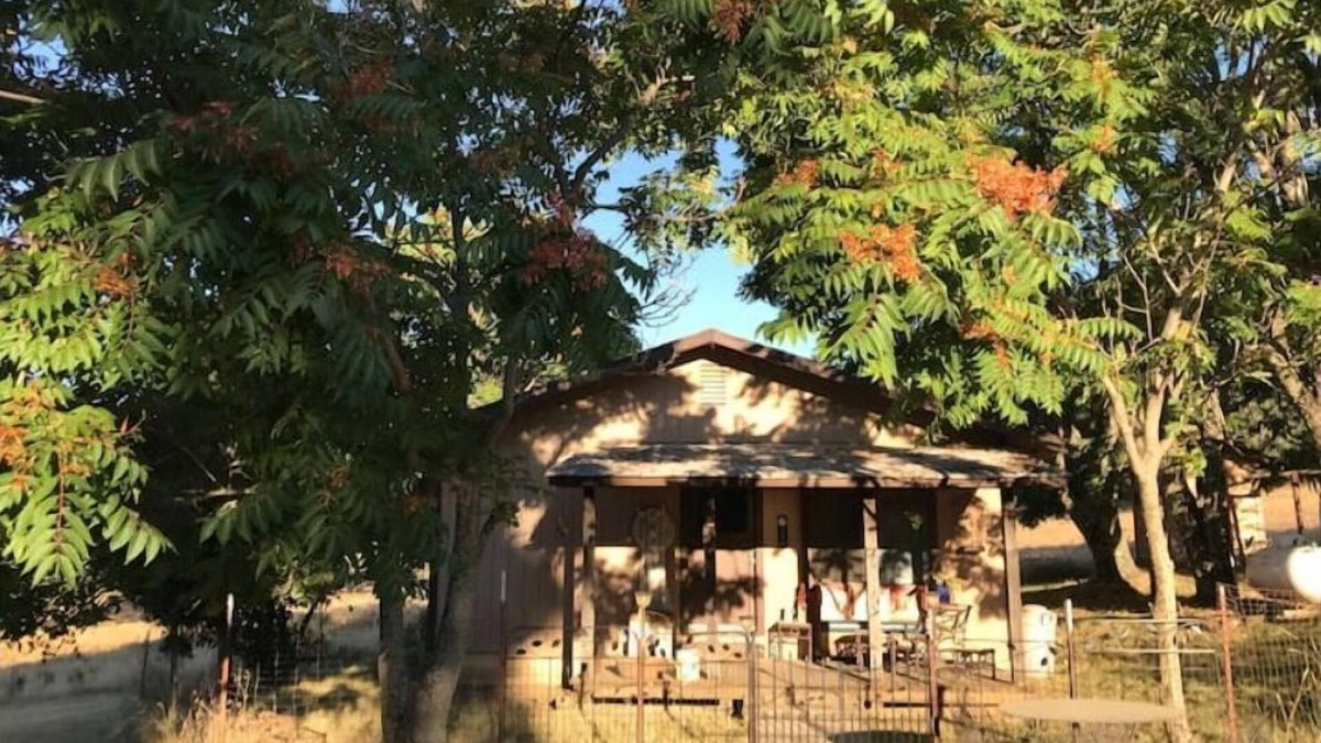 Fiddletown Cottage | Cowboy Cabin Rustic cottage near Wine Country