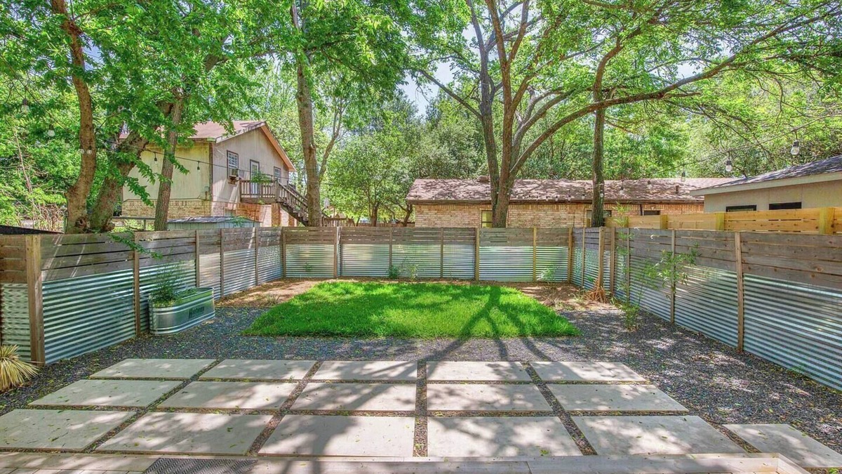 Holly House | Cowboy Pool ✔️ Fenced Yard ❤️ Walk to BBQ & Breweries 🏛️ 4 min to Capitol & UT