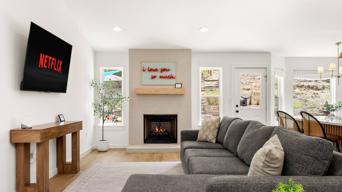 West Oak Hill House | Cowboy Ridge - Luxe & Serene Gem: Heated Pool - Games - Fire Pits - Sleeps 12