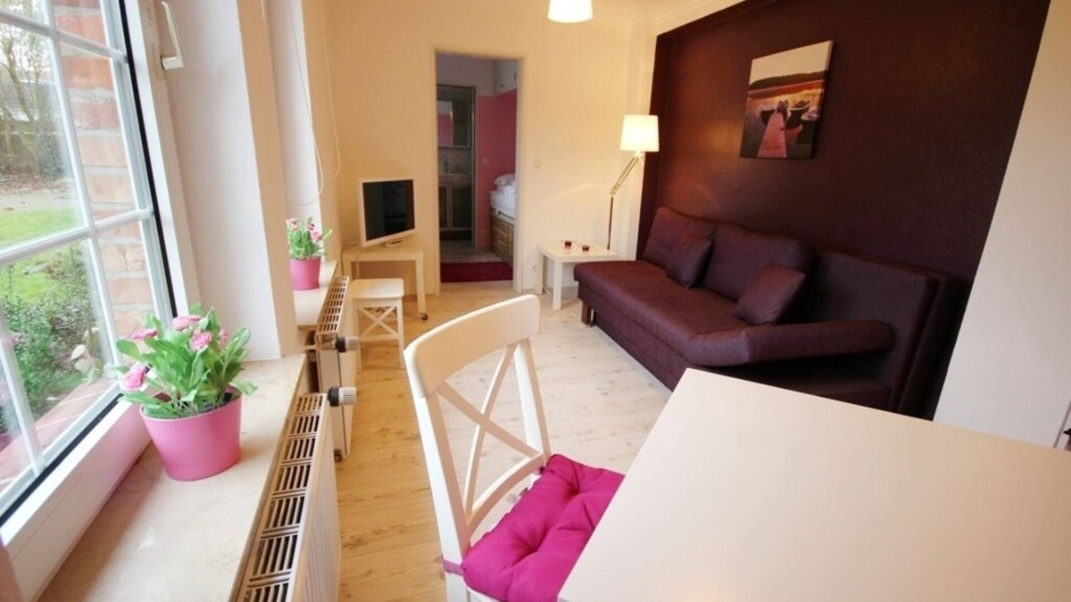 Eyendorf Apartment | Cox, bright ground floor single apartment, 35sqm, bedroom, living room, shower room, kitchen, internet, garden