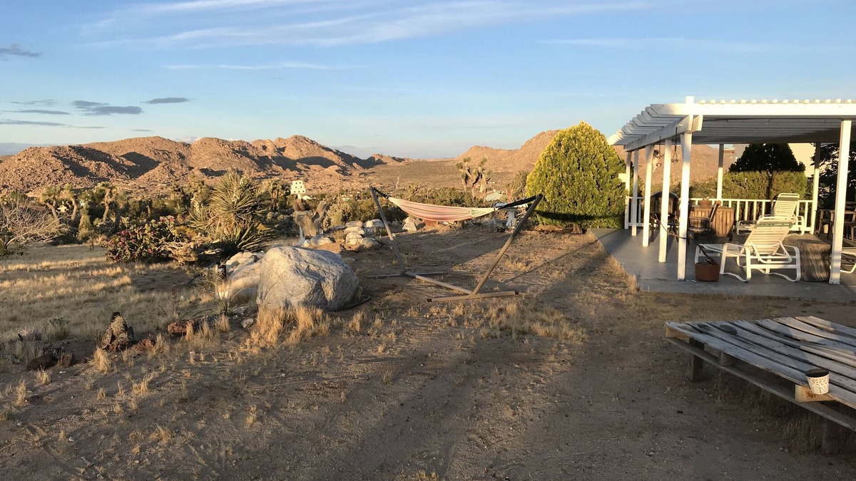 Joshua Tree House | COYOTE CREEK RETREAT: Semi-Rural, Monument Views, Stargazing, Spa, Vintage LPs.
