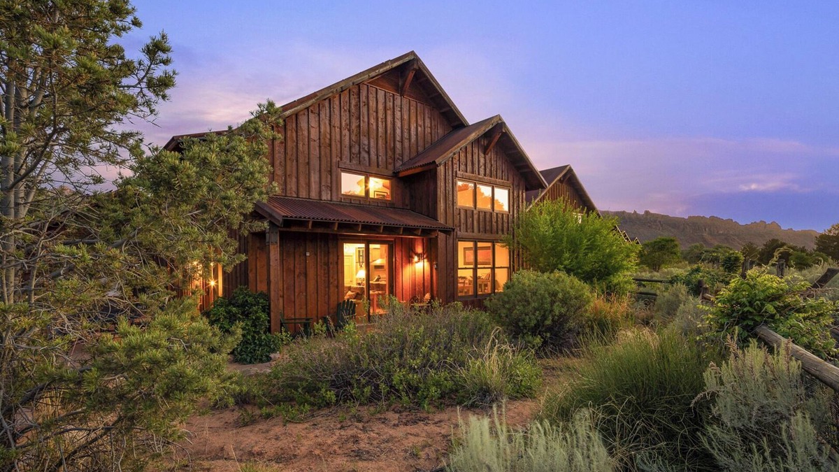 Coyote Run House | Coyote Run Home | Near Downtown Moab & National Parks | Hot Tub