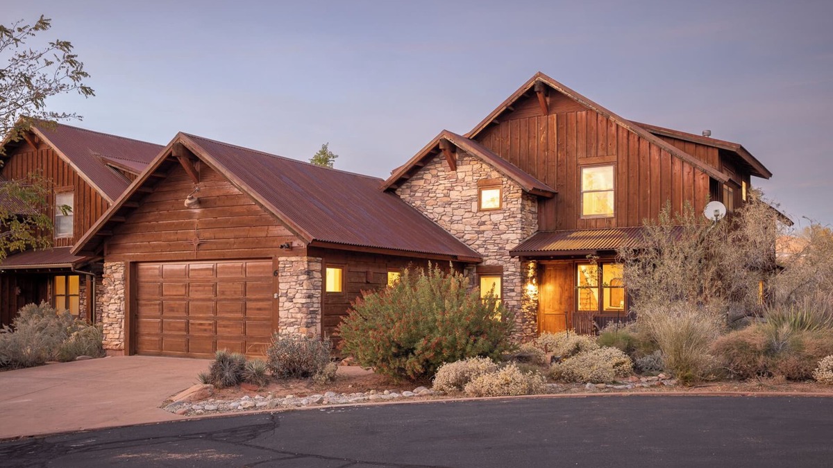 Coyote Run House | Coyote Run - Moab Rustic Retreat- Private Hot Tub-Fireplace