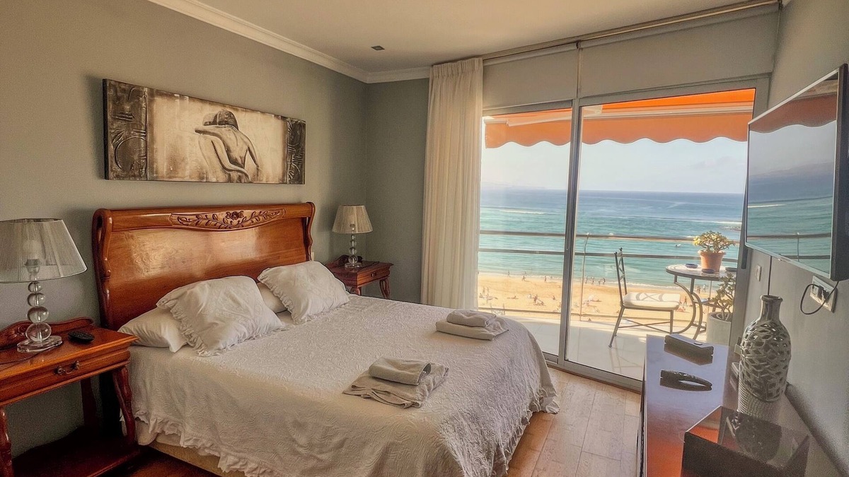 Las Palmas de Gran Canaria Apartment | Cozy Seafront Apartment in Las Canteras with Ocean Views