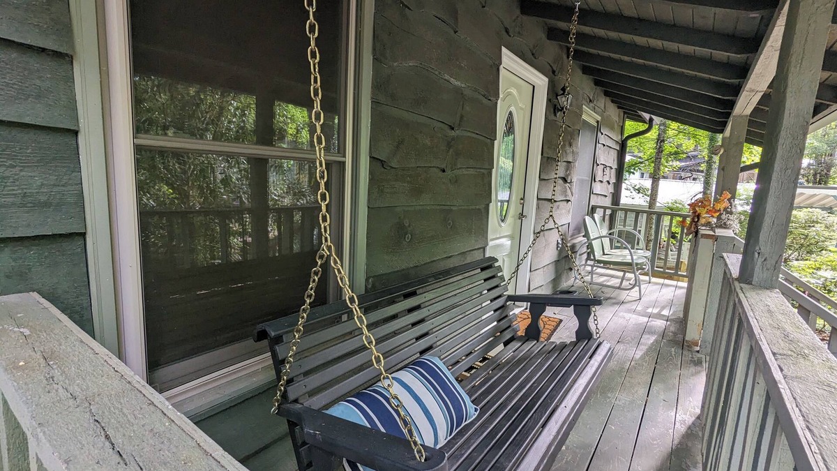 Pineola Cottage | Coziness located in Linville Land Harbor; lake community in the mountains.