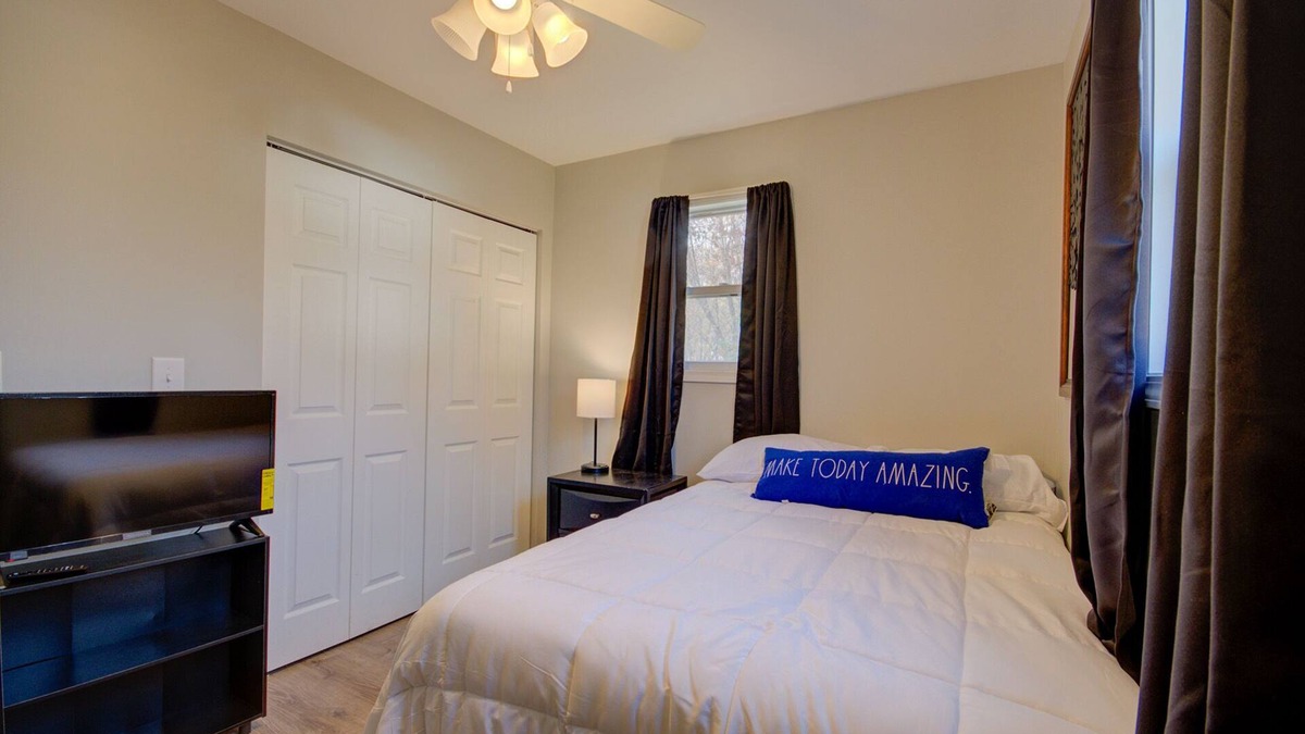 Morris Cabin | Cozy 1 bed with large private fenced yard, Near Brisbin Rd Exit, Short-Longterm