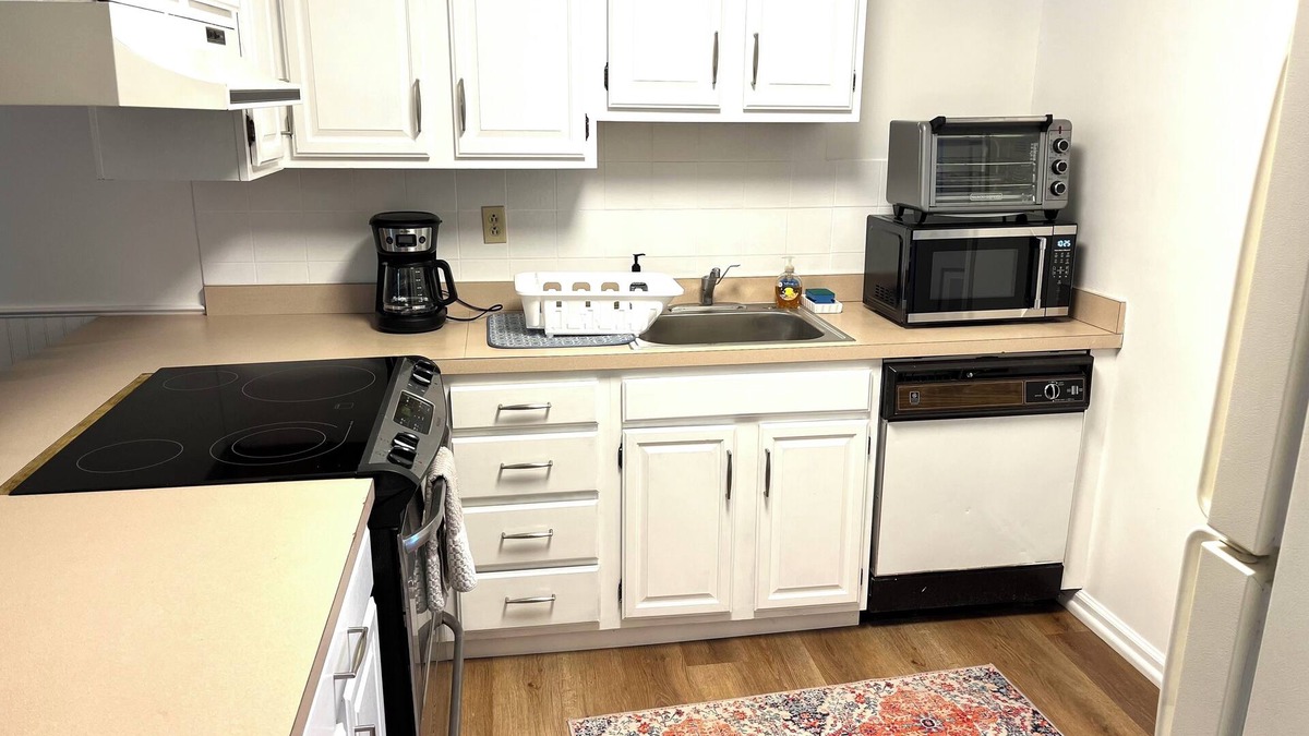 Rehoboth by the Sea Apartment | Cozy 1-bedroom apt. on 2nd floor, just 2 blocks from beach near Fifer's in Dewey