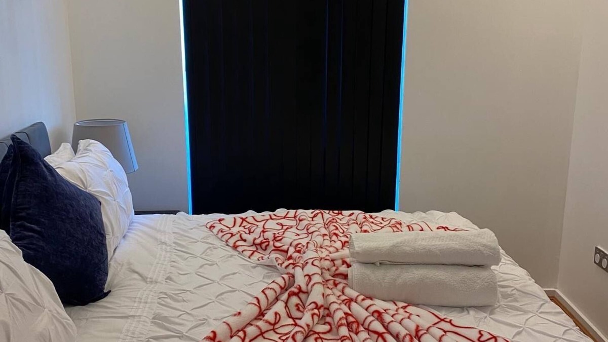 Barking Apartment | Cozy 1-bedroom apartment, 2 min walk to Barking Station and on-site free parking