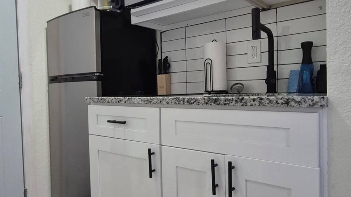 Sun Bay South Apartment | Cozy 1-bedroom apartment in charming Tampa- Near Bayshore, Hyde Park & Downtown.