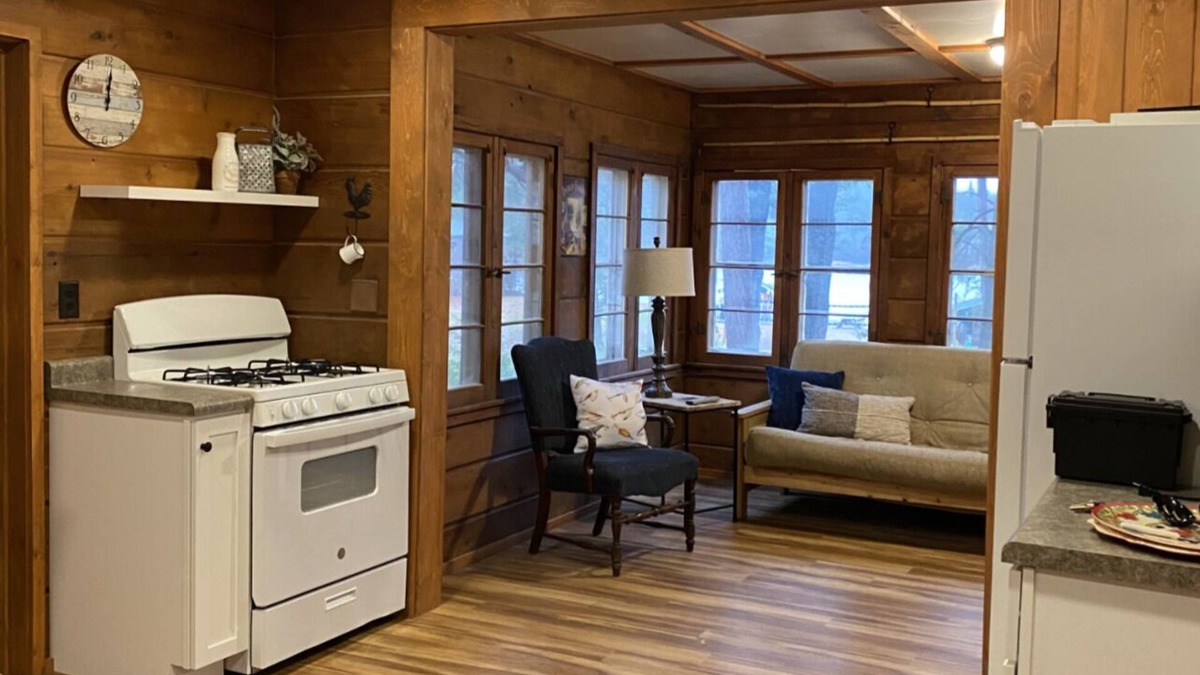 Rhinelander Resort | Cozy 1-bedroom cabin on Wisconsin River Chain -n200' from the Beach Bar & Grill