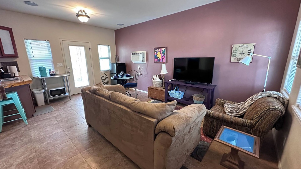 Biggs Field House | Cozy 1 bedroom country house in adorable Clint with WiFi, AC sleeps two