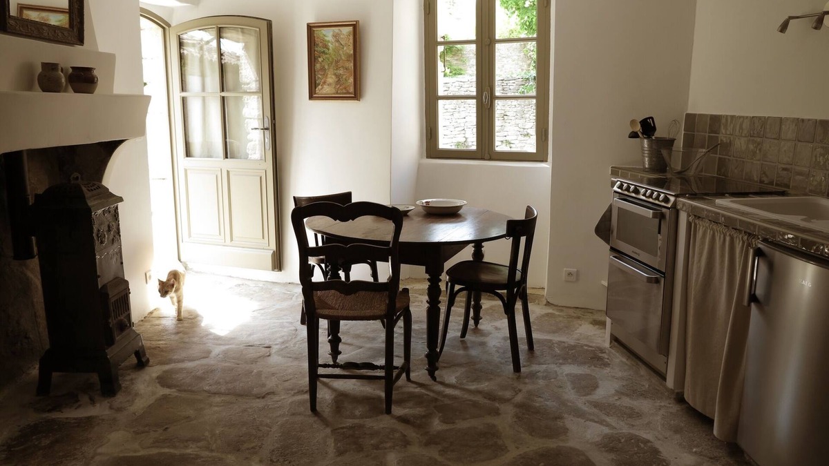 Goult House | Cozy 1 bedroom house, 2 min walk from the village square in GOULT. Pet friendly