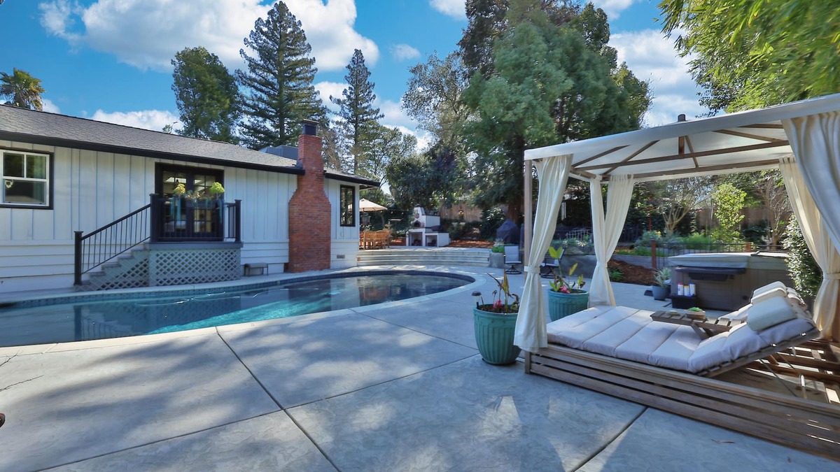 Fair Oaks House | Cozy 1-Bedroom Modern Cottage with Pool & Hot Tub